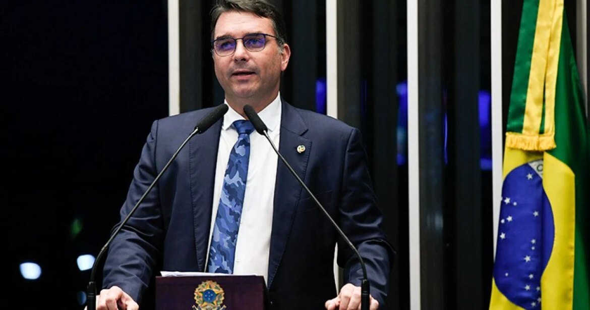 apos-visita-ao-pai,-flavio-denuncia-‘tortura-psicologica’-e-cobra-domiciliar
