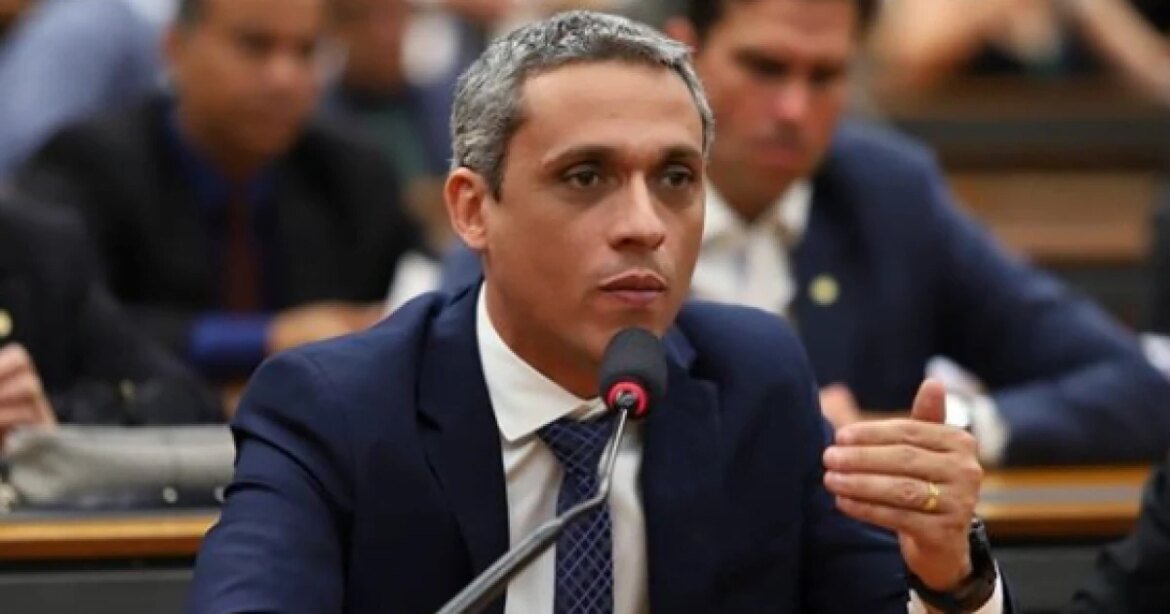 gustavo-gayer-aciona-defensoria-para-apurar-saude-de-bolsonaro-na-pf