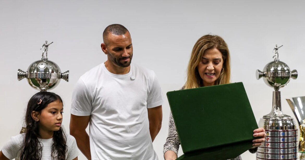 palmeiras-toma-decisao-sobre-contratacao-de-novo-goleiro-apos-saida-de-weverton