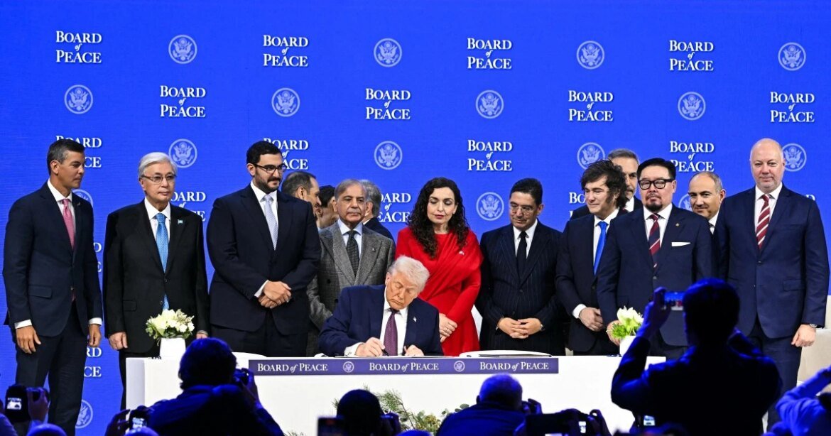 donald-trump-assina-documento-que-cria-conselho-de-paz-no-forum-de-davos