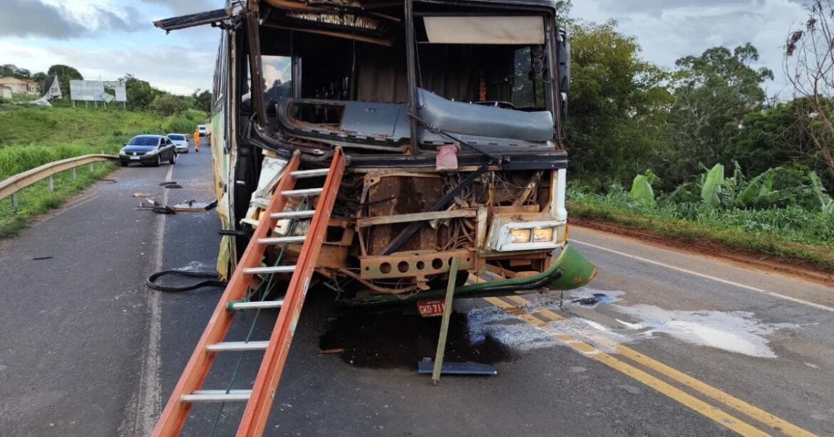batida-entre-onibus-e-carreta-deixa-sete-feridos-na-br-365,-em-mg
