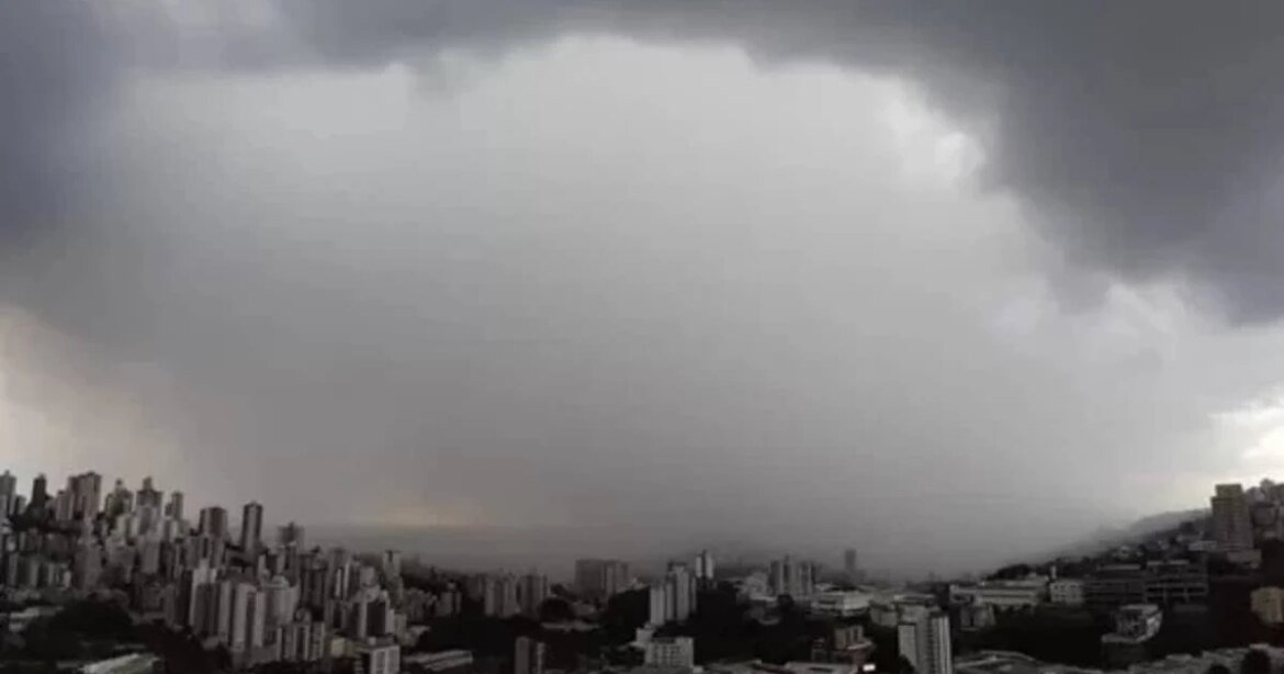 chuvas-intensas:-mais-de-660-cidades-mineiras-seguem-em-alerta-de-perigo