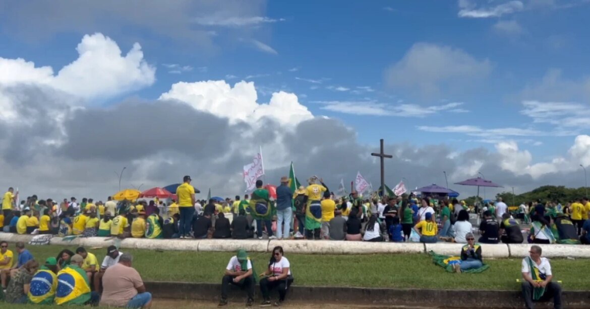 manifestantes-se-reunem-na-praca-do-cruzeiro,-em-brasilia,-para-protesto-com-nikolas