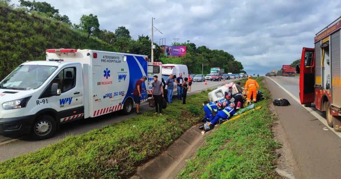 acidente-entre-ambulancia-e-onibus-deixa-dois-feridos-na-br-262