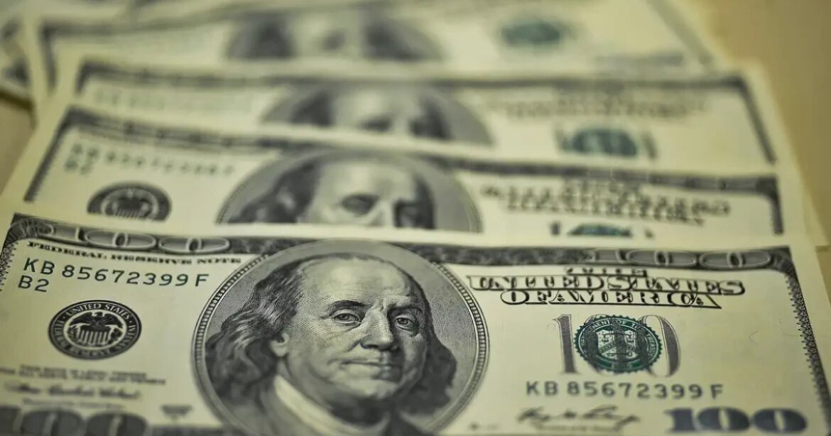 dolar-fecha-no-menor-patamar-em-quase-dois-anos,-e-bolsa-bate-novo-recorde