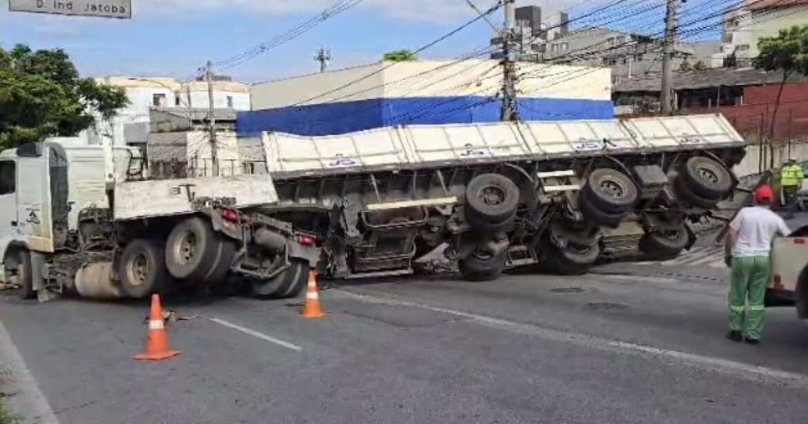 carreta-e-destombada-apos-quase-15-horas-na-avenida-amazonas,-em-bh