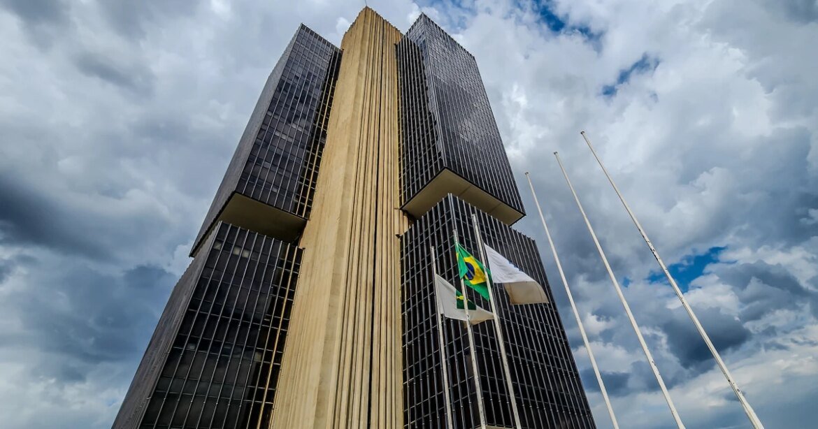 copom-mantem-juros-em-15%-ao-ano,-preve-corte-em-marco,-mas-prega-cautela