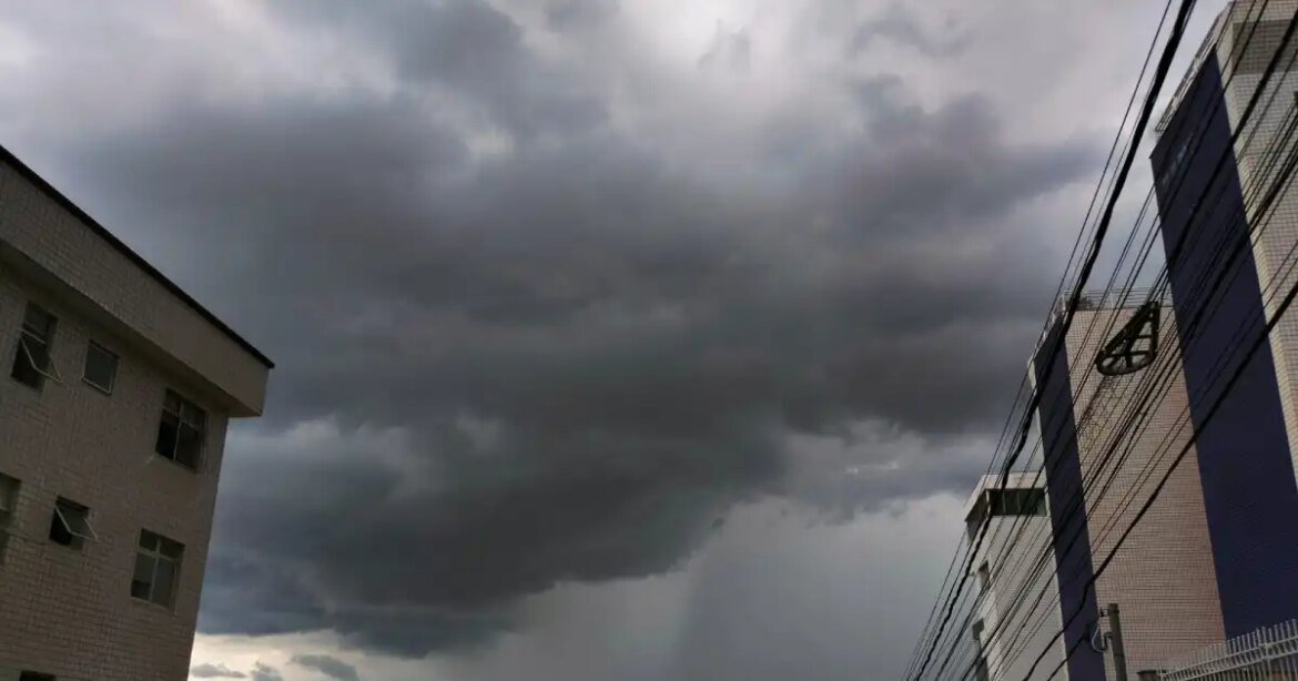 defesa-civil-de-bh-emite-alerta-para-pancadas-de-chuva-neste-domingo-(1o)