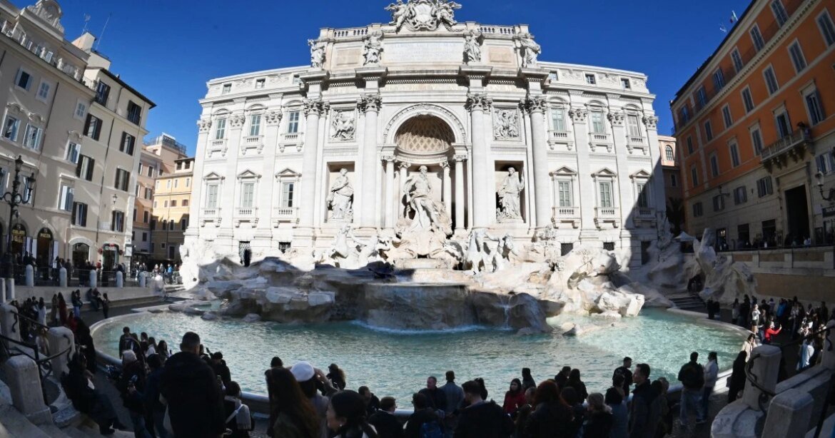 roma-comeca-a-cobrar-turistas-para-visitar-a-fontana-di-trevi;-entenda