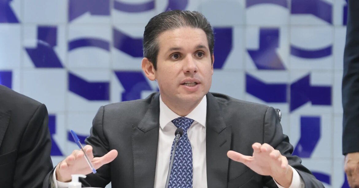 hugo-motta-anuncia-avanco-na-regulamentacao-do-trabalho-por-aplicativo