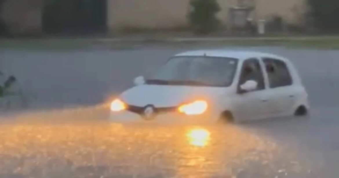 video:-chuva-forte-alaga-ruas,-deixa-motoristas-ilhados-e-mobiliza-os-bombeiros-em-itauna