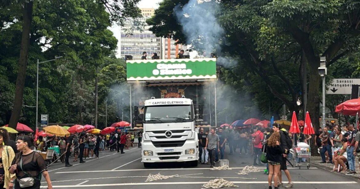 ‘chama-o-sindico’:-avenida-afonso-pena,-na-altura-do-parque-municipal,-e-interditada