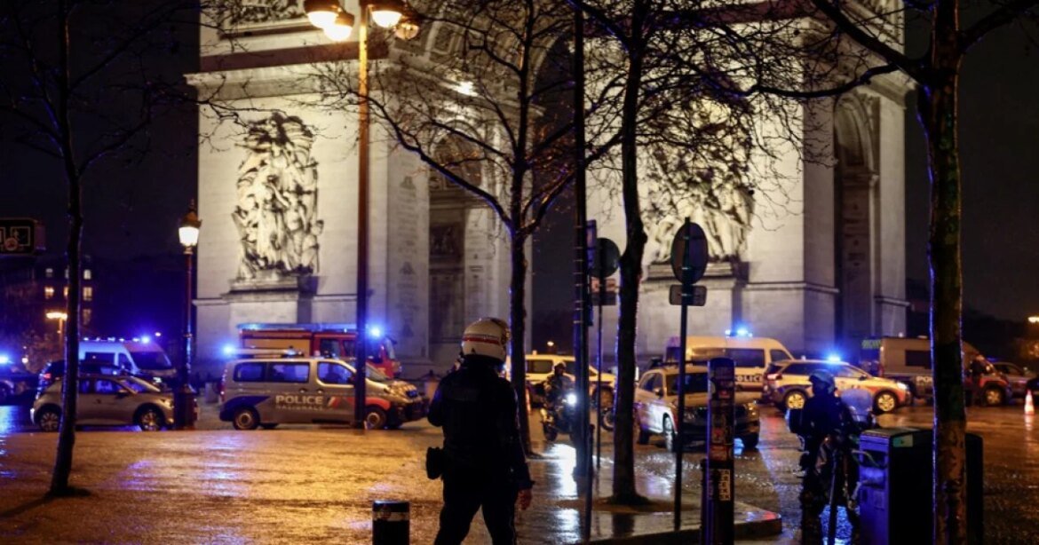 policia-francesa-mata-homem-armado-com-faca-no-arco-do-triunfo,-em-paris