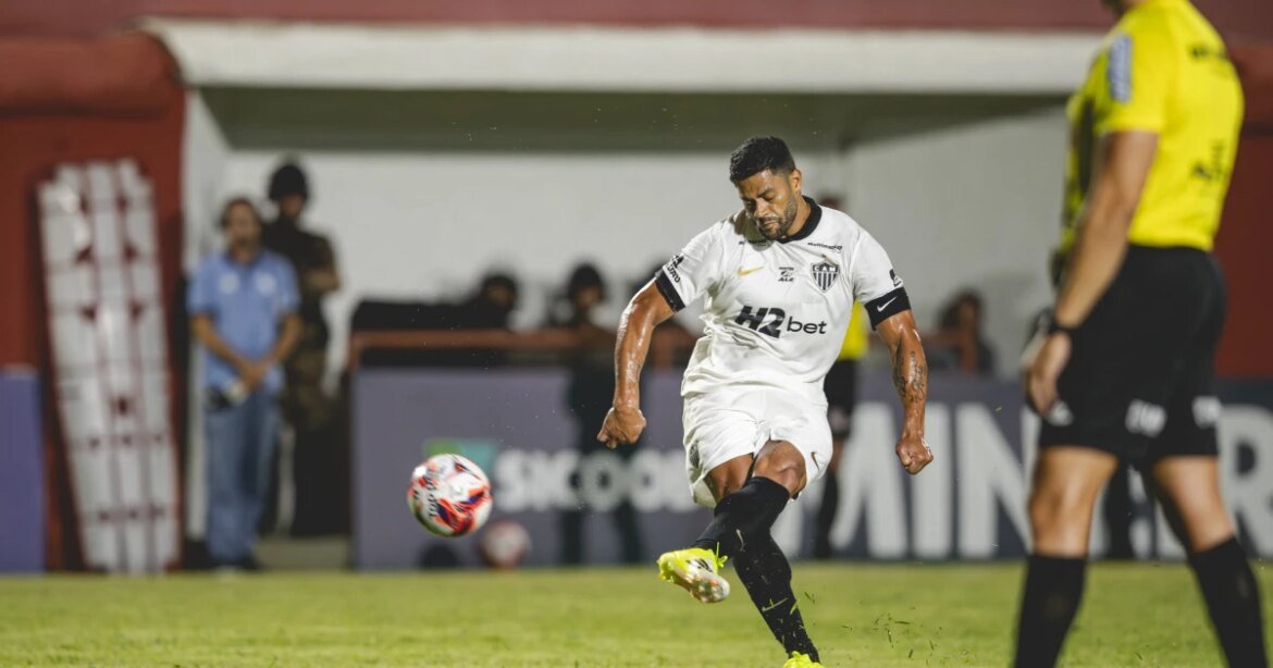 hulk-marca-mais-um-golaco-de-falta-e-amplia-marca-expressiva-pelo-atletico