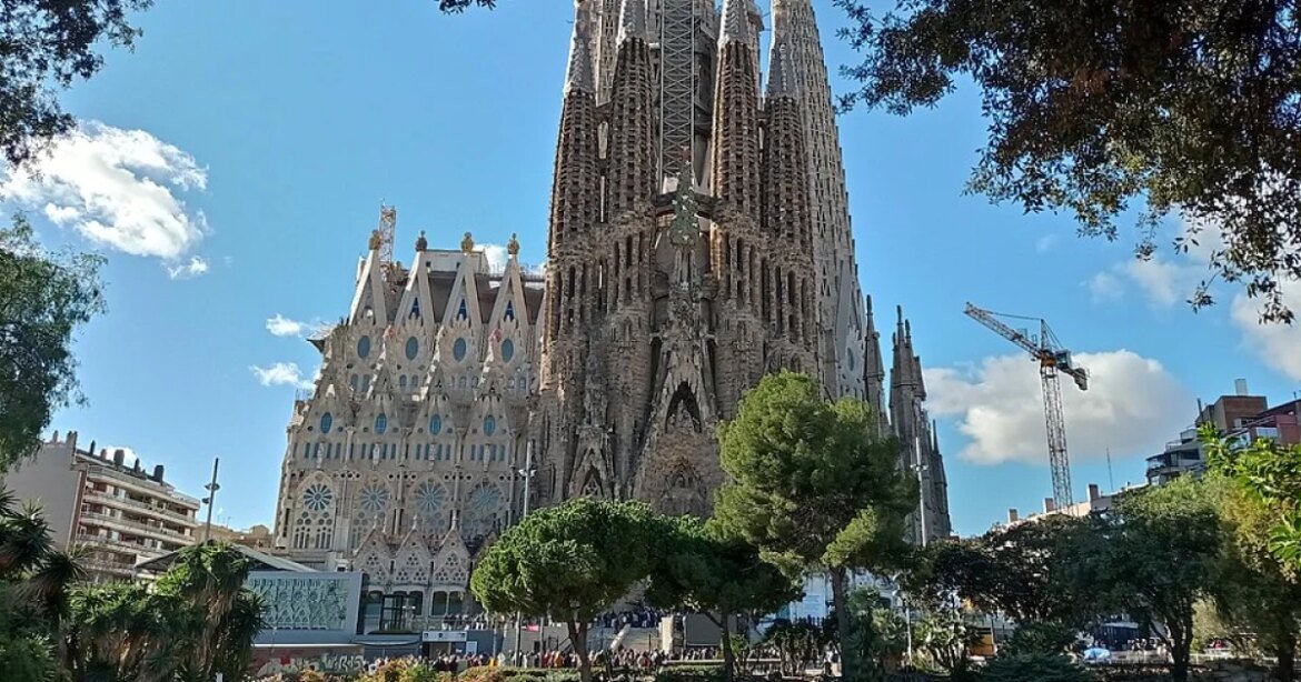 basilica-da-sagrada-familia-bate-novo-recorde-e-se-torna-o-predio-mais-alto-de-barcelona