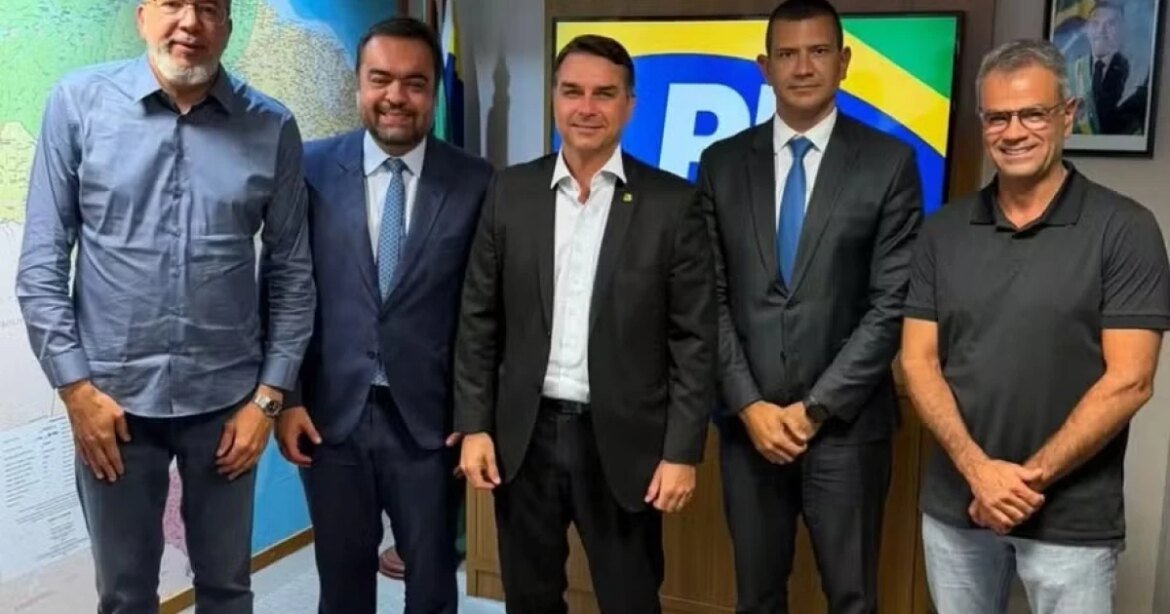 flavio-bolsonaro-e-claudio-castro-anunciam-douglas-ruas-para-o-governo-do-rio-em-2026