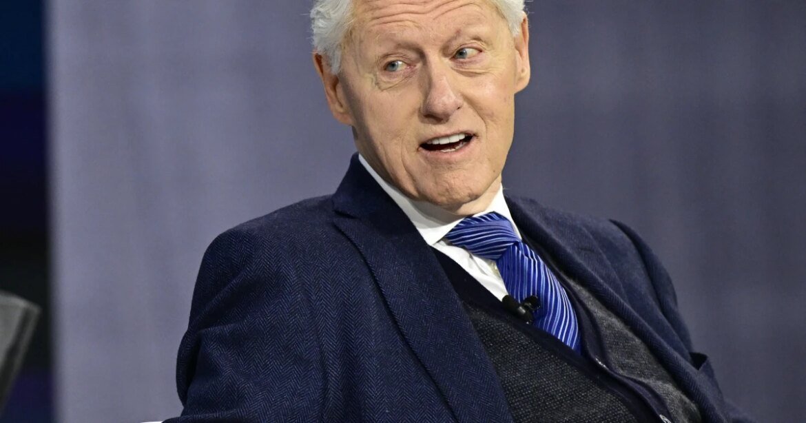 caso-epstein:-bill-clinton-explica-relacao-com-agressor-sexual-no-congresso,-em-nova-york