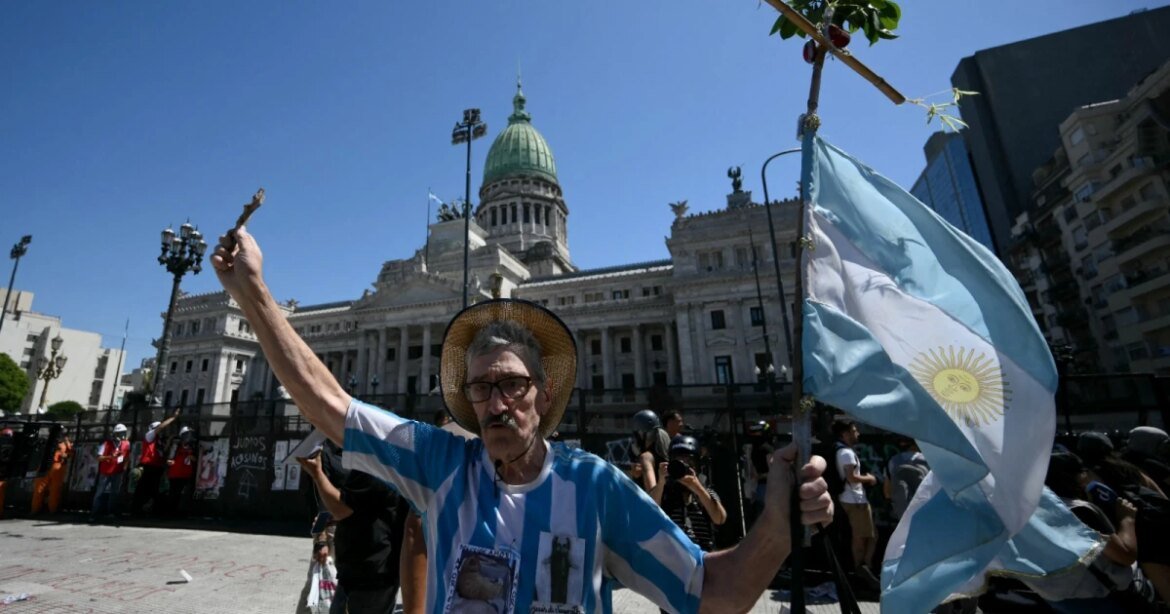 argentina:-manifestantes-vao-as-ruas-contra-reforma-trabalhista-de-milei