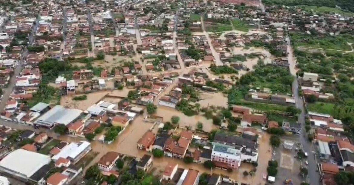 fortes-chuvas-afetam-mais-de-3500-pessoas-em-espinosa-mg;-veja-video