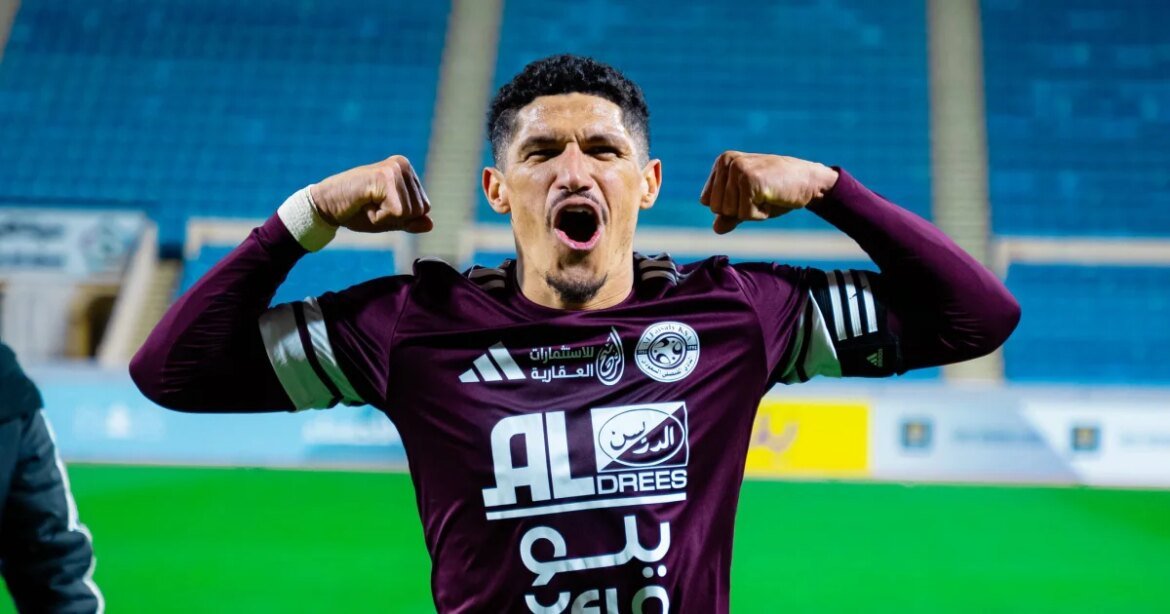 campeao-pelo-cruzeiro-marca-duas-vezes-em-goleada-na-arabia-e-provoca-o-atletico