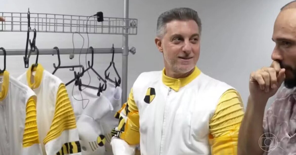 luciano-huck-‘invade’-a-casa-do-bbb-26-fantasiado-de-dummy-e-revela-bastidores-do-reality