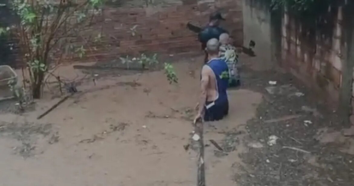 video-mostra-jovem-com-agua-acima-do-joelho-pouco-antes-de-cair-em-galeria-na-grande-bh