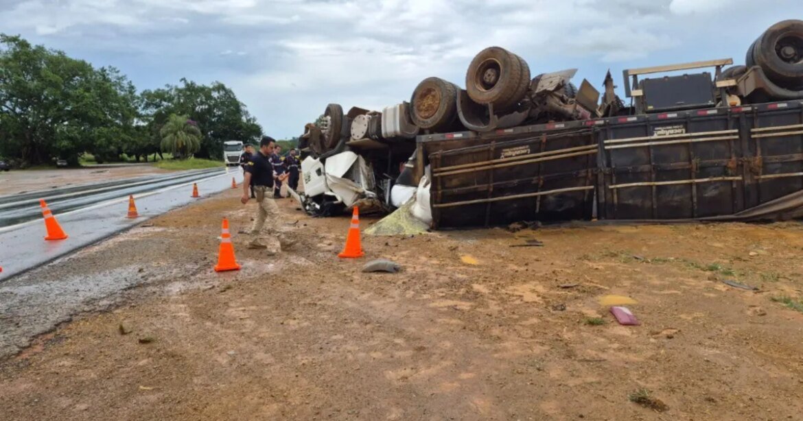 caminhoneiro-morre-apos-carreta-carregada-com-graos-capotar-na-br-365,-em-mg