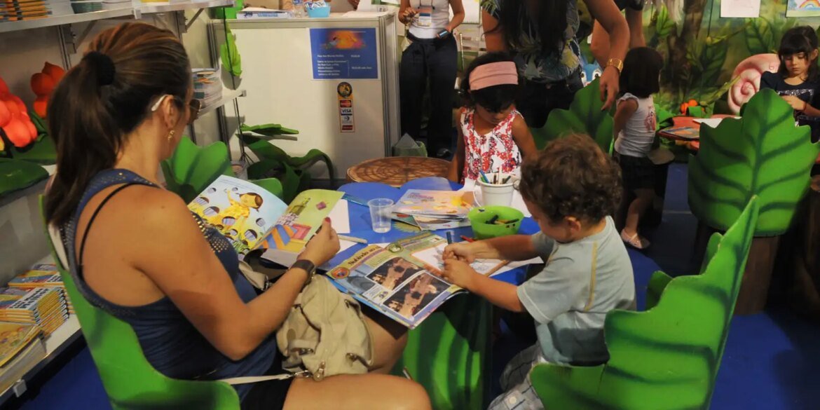 estudo-revela-que-53%-das-familias-raramente-leem-para-crianca