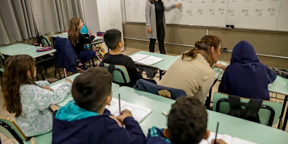 senado-aprova-mp-que-estabelece-piso-de-r$-5.130-para-professores