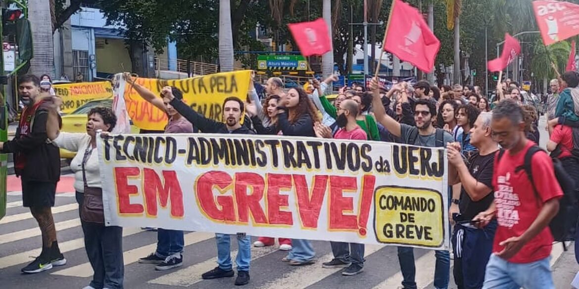 em-greve,-servidores-da-uerj-apresentam-demanda-ao-governo-do-rj