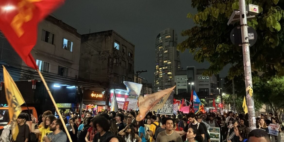 estudantes-protestam-contra-cortes-nas-universidades-de-sp