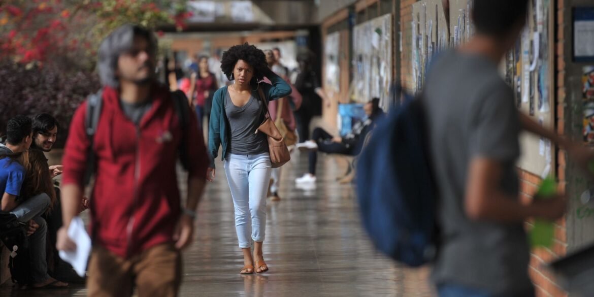 mais-de-54%-dos-graduandos-ja-abandonaram-curso-para-cuidar-dos-filhos